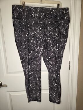 Lane Bryant LIVI plus size womens black white and gray leggings size 22/24, NWOT
